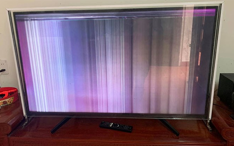 Tấm panel màn hình hư khiến tivi bị sọc màn hình