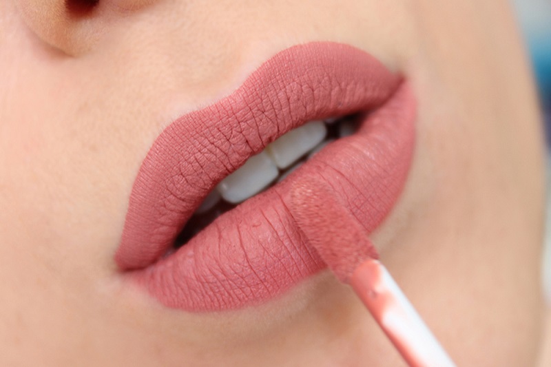 Cách đánh full môi quyến rũ với son kem lì Nars Air Matte Lip Color