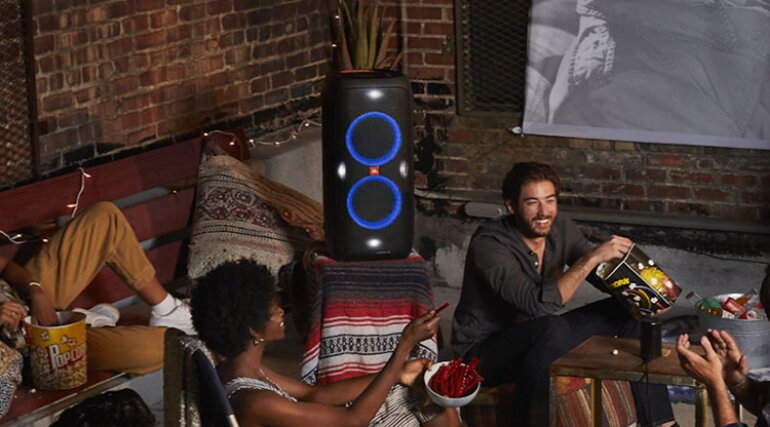 Hát karaoke thỏa sức trên loa JBL Partybox 310