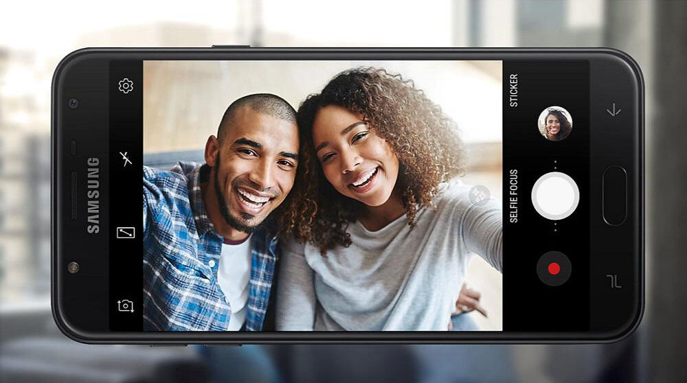 Thỏa sức selfie cùng Samsung Galaxy J7 Dou
