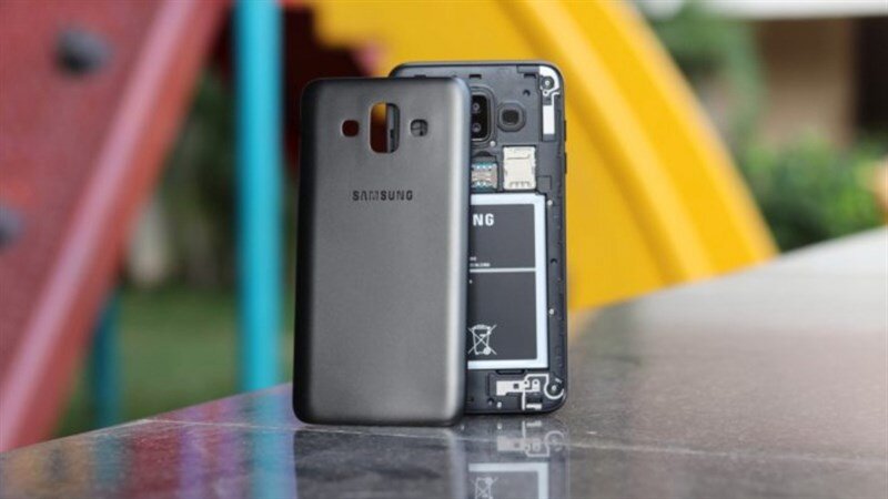 Nắp lưng của Samsung Galaxy J7 Duo khá dễ thay thế