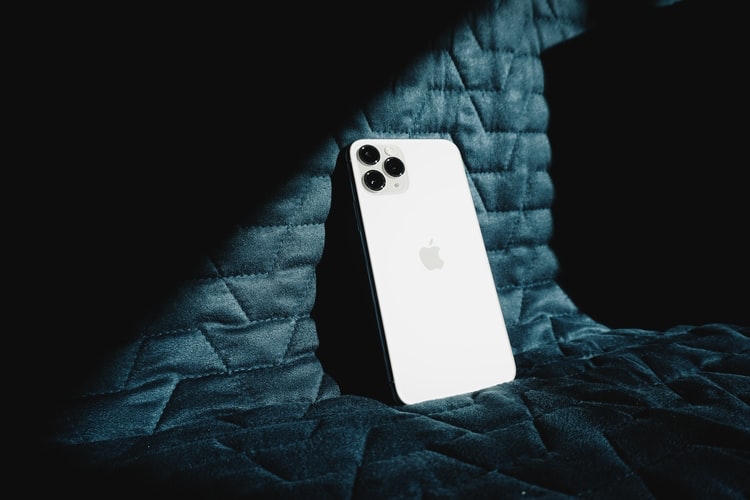 iPhone 12 được bán với giá niêm yết khá cao tại Việt Nam