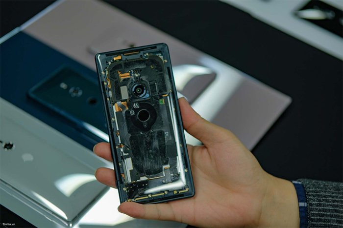 Thiết kế Xperia XZ2 tạo cảm giác chắc chắn và thoải mái khi cầm tay