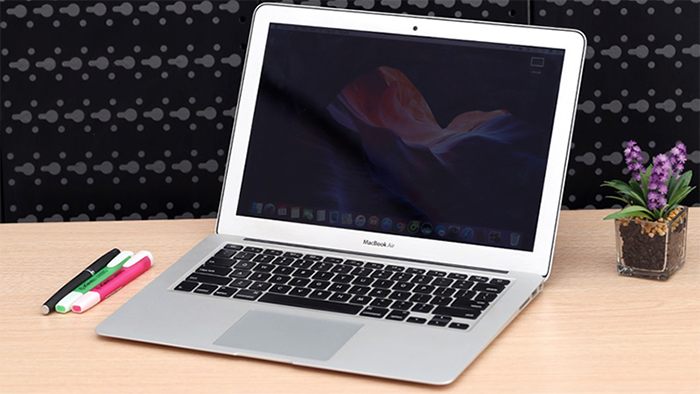 MacBook Air 2017 còn sở hữu hiệu năng mạnh với chip Core i3, máy tính đảm bảo xử lý được tất các các tác vụ một cách nhẹ nhàng.