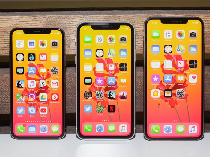 iPhone XS được trang bị màn hình OLED, trong khi đó XR chỉ là màn IPS