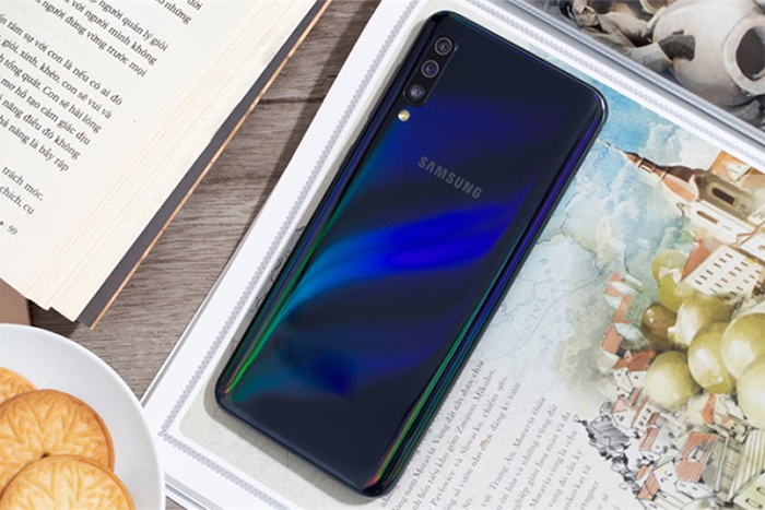 Galaxy A50 có màn hình S.AMOLED độ phân giải Full HD+, mặt lưng Gradient bắt mắt