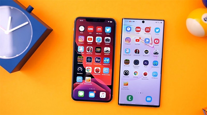 iPhone Pro Max và Note 10 Plus đều là những chiếc điện thoại màn hình lớn