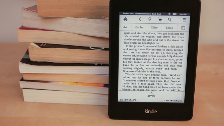 Kindle Paperwhite sử dụng màn hình cảm ứng đa điểm. Nguồn: cnet.com